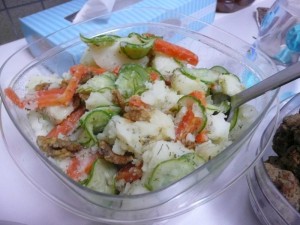Kartoffelsalat mit Essig-Öl-Dressing und Speck